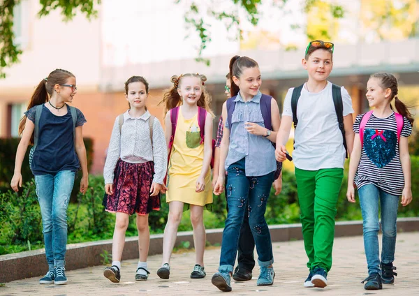 Bir grup çocuk birlikte okula gidiyor..