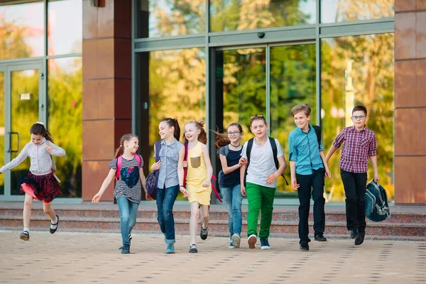 Groep kinderen die samen naar school gaan. — Stockfoto