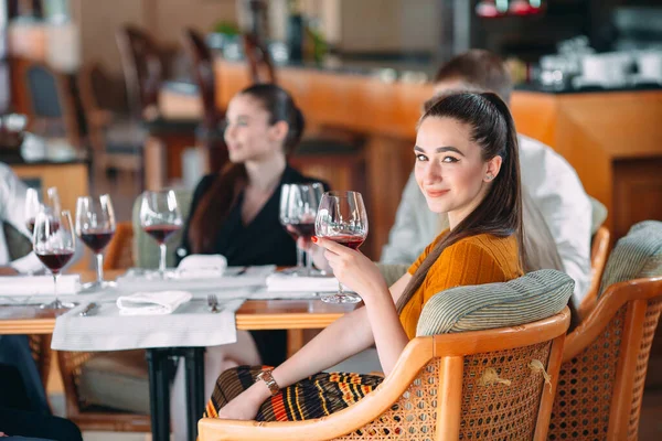 Vänner dricker vin på terrassen i restaurangen. — Stockfoto