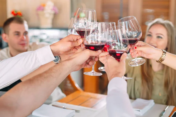 Close-up de amigos brindar vinhos na festa — Fotografia de Stock