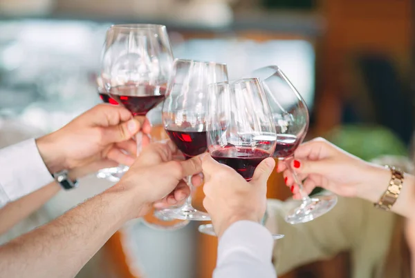 Primer plano de amigos tostando copas de vino en la fiesta —  Fotos de Stock