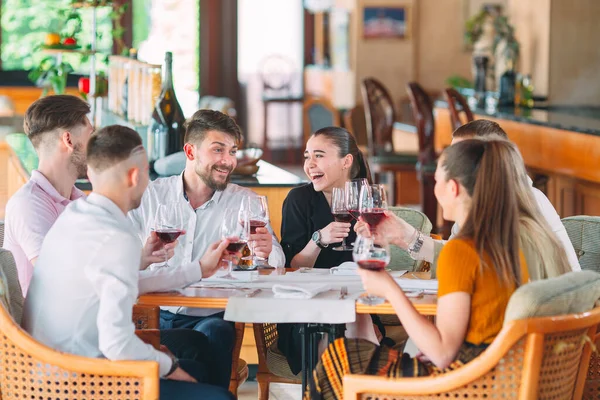 Amigos beben vino en la terraza del restaurante. —  Fotos de Stock