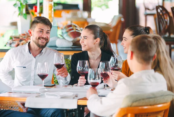 Amigos bebem vinho no terraço do restaurante . — Fotografia de Stock