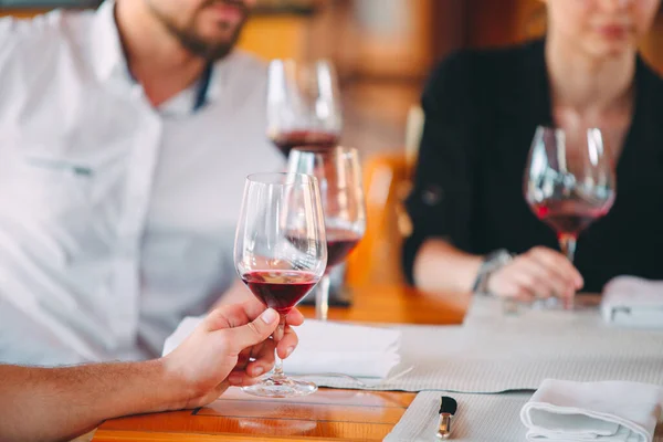 Primer plano de amigos tostando copas de vino en la fiesta —  Fotos de Stock