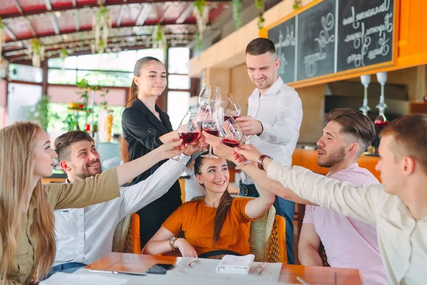 Amigos beben vino en la terraza del restaurante. —  Fotos de Stock