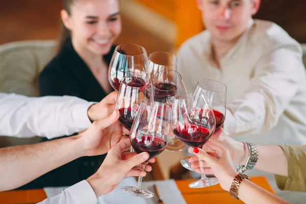 Close-up de amigos brindar vinhos na festa — Fotografia de Stock