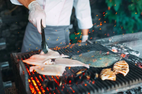 Mariscos en la parrilla. Mejillones, camarones, calamares y pescado se cocinan al fuego. — Foto de Stock