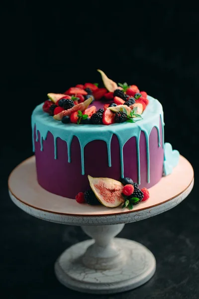 Bolo de frutas decorado com figos, mirtilos, framboesas e hortelã. — Fotografia de Stock