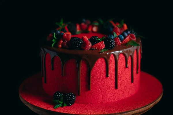 초콜릿을 곁들인 레드 벨벳 여름 과일 케이크. — 스톡 사진