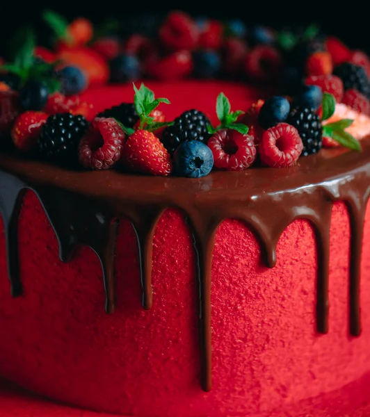 Červený samet letní ovocný dort s čokoládou. — Stock fotografie