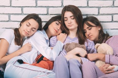 Kötü durumda olan bir grup genç..