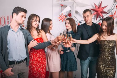 Yılbaşını ve yılbaşını kutlayan çok sayıda arkadaşın portresi.