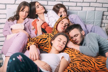 Kötü durumda olan bir grup genç..