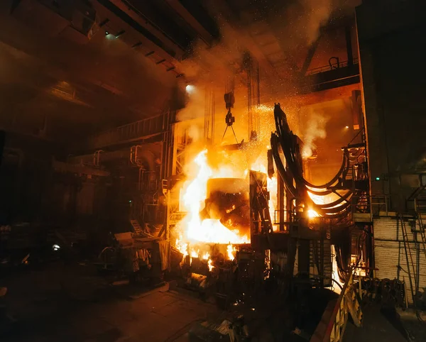 Produção de aço em fornos elétricos, balde para alimentar metal em moldes — Fotografia de Stock