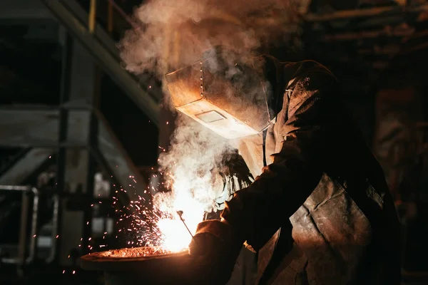 Průmyslový dělník v továrně svařování close up — Stock fotografie