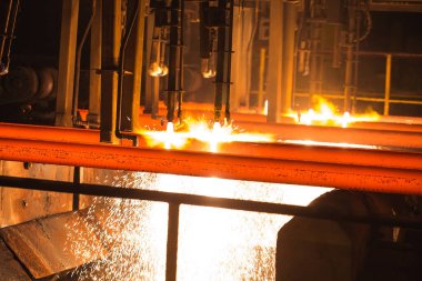 Torch Cutting 'deki Çelik Billetler. Yuvarlak masada sıcak kare çelik çiçek açıyor..