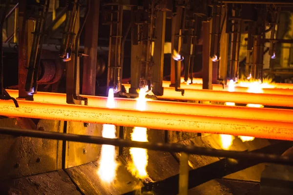 O Steel Billets no Torch Cutting. Florescer de aço quadrado quente na mesa de rolo. — Fotografia de Stock