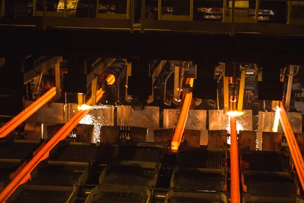 Steel Billets at Torch Cutting Гаряча квадратна сталь розквітає на ролику.. — стокове фото