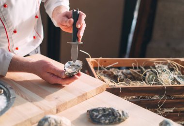 İçi boş ve yassı istiridyeleri açıyorum. Şef restoranda istiridye açar..