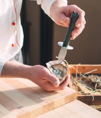 İçi boş ve yassı istiridyeleri açıyorum. Şef restoranda istiridye açar..