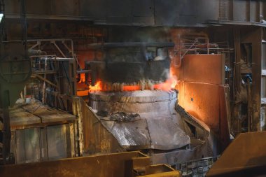 Fabrikadaki dökümhanedeki metalin erimesi.