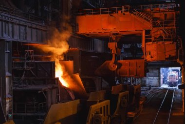 Fabrikadaki dökümhanedeki metalin erimesi.
