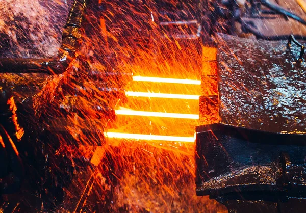 Гаряча сталь на конвеєрі в сталеливарному заводі — стокове фото