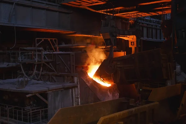 Wytapianie metalu w odlewni na terenie fabryki — Zdjęcie stockowe