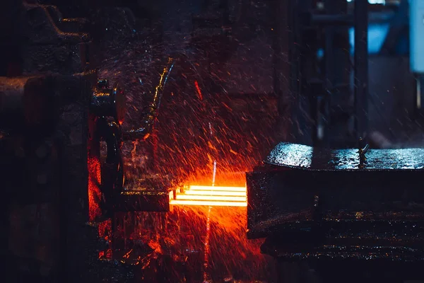 Heet staal op transportband in een staalfabriek — Stockfoto