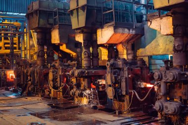 Çelik fabrikasındaki sıcak çelik taşıyıcıda.