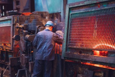 Çelik fabrikasındaki işçiler. Endüstriyel Ortam.