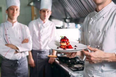 Şef 'in portresi restoranın mutfağında hazır kaz ciğeri ile birlikte..