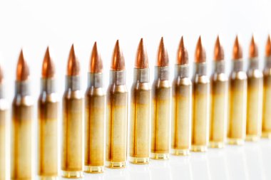 Beyaz arka planda, kalibre av fişekleri. 308 Kazan