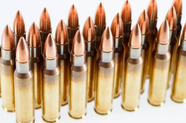 Beyaz arka planda, kalibre av fişekleri. 308 Kazan
