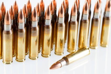 Beyaz arka planda, kalibre av fişekleri. 308 Kazan