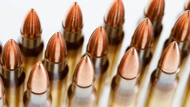 Beyaz arka planda, kalibre av fişekleri. 308 Kazan