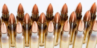 Beyaz arka planda, kalibre av fişekleri. 308 Kazan