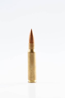 Beyaz arka planda, kalibre av fişekleri. 308 Kazan