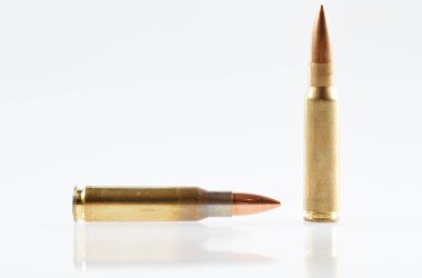 Beyaz arka planda, kalibre av fişekleri. 308 Kazan