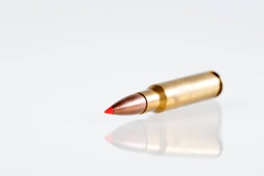Beyaz arka planda, kalibre av fişekleri. 308 Kazan