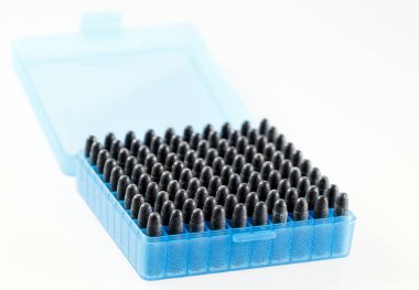 Plastik bir kutuda mermi avlamak. Kurşun depolama kutusu.