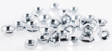 Beyaz arkaplanda metal fındık aracı.