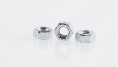 Beyaz arkaplanda metal fındık aracı.