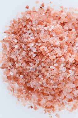Pembe himalaya tuzu beyaz arkaplanda izole edilmiş..