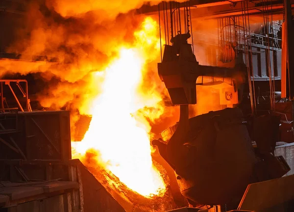 Плавлення металу в ливарному заводі — стокове фото