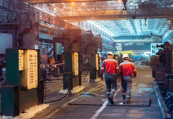 Працівники металургійного заводу на заводі — стокове фото