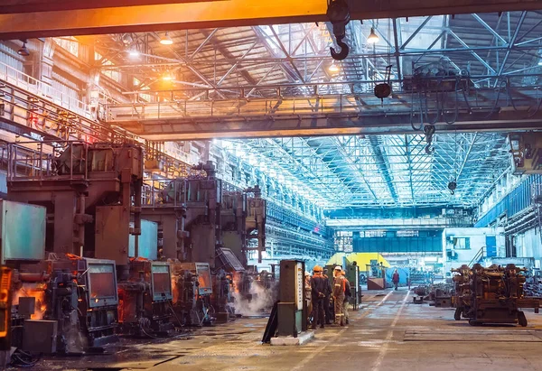 Arbeidere i stålverket på fabrikken – stockfoto