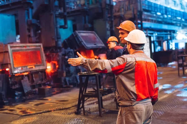 Lavoratori dell'acciaieria. Ambiente industriale. — Foto Stock