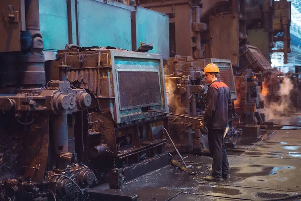 Trabalhadores na siderurgia. Ambiente industrial. — Fotografia de Stock