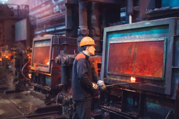 Werknemers in de staalfabriek. Industriële omgeving. — Stockfoto